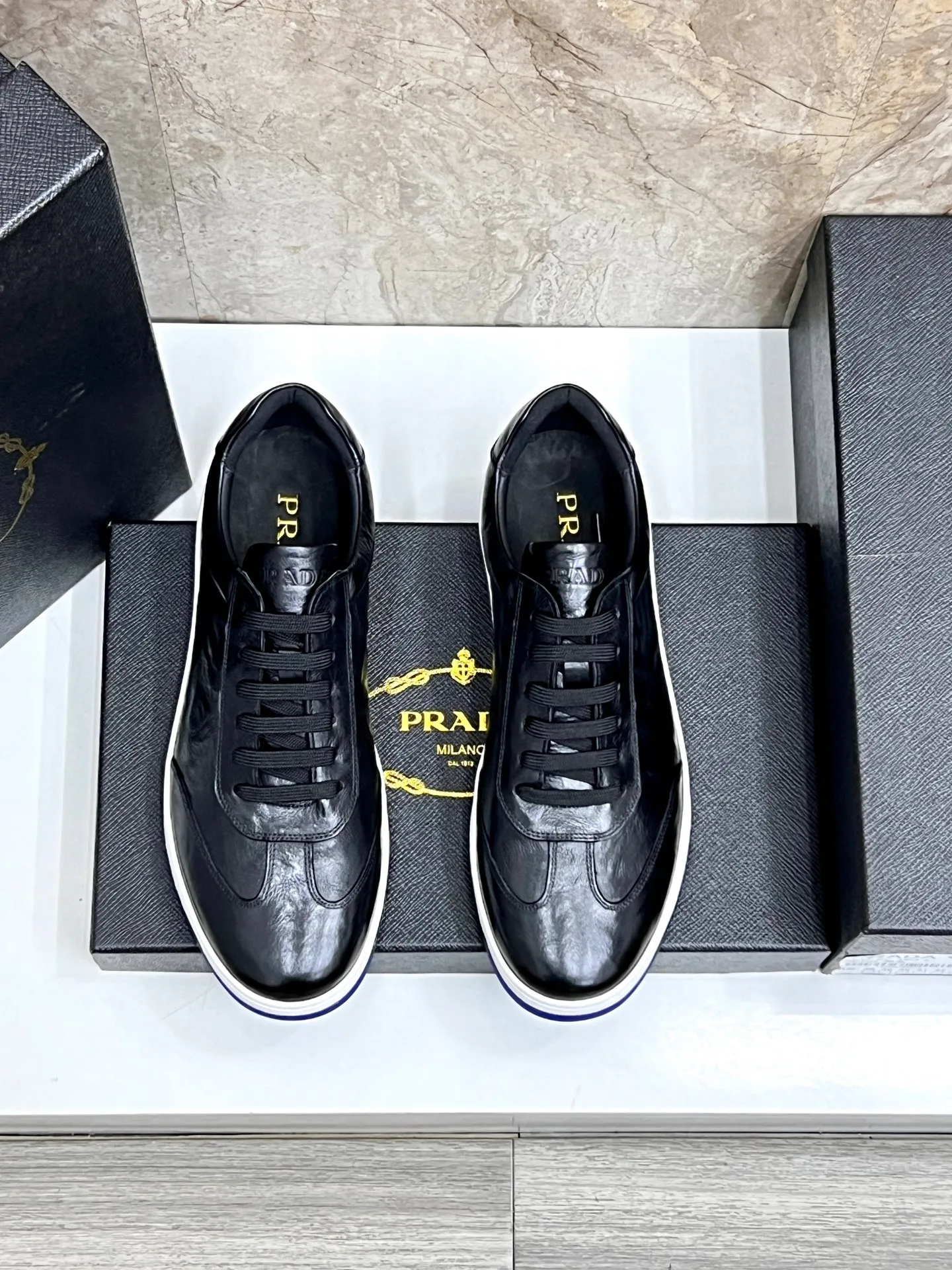 💰620 Prada classic men’s lace-up casual shoes｜Imported cowhide upper｜Layered stitching design on the upper Lightweight and breathable｜Soft and comfortable｜PRADA letters on the side｜Distinctive sporty style Showing the brand style｜Lightweight embossed rubber sole｜With cowhide foot pad lining｜Excellent foot feel Fashionable and elegant｜Size: 38-44 (customized at 45)